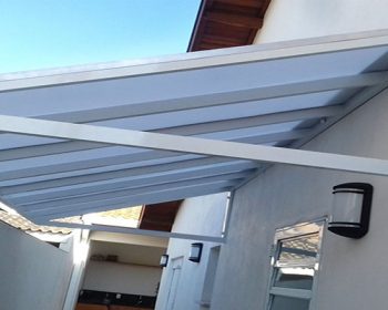 Toldos e Coberturas Fixas: Por Que Usá-los em Bertioga, SP?